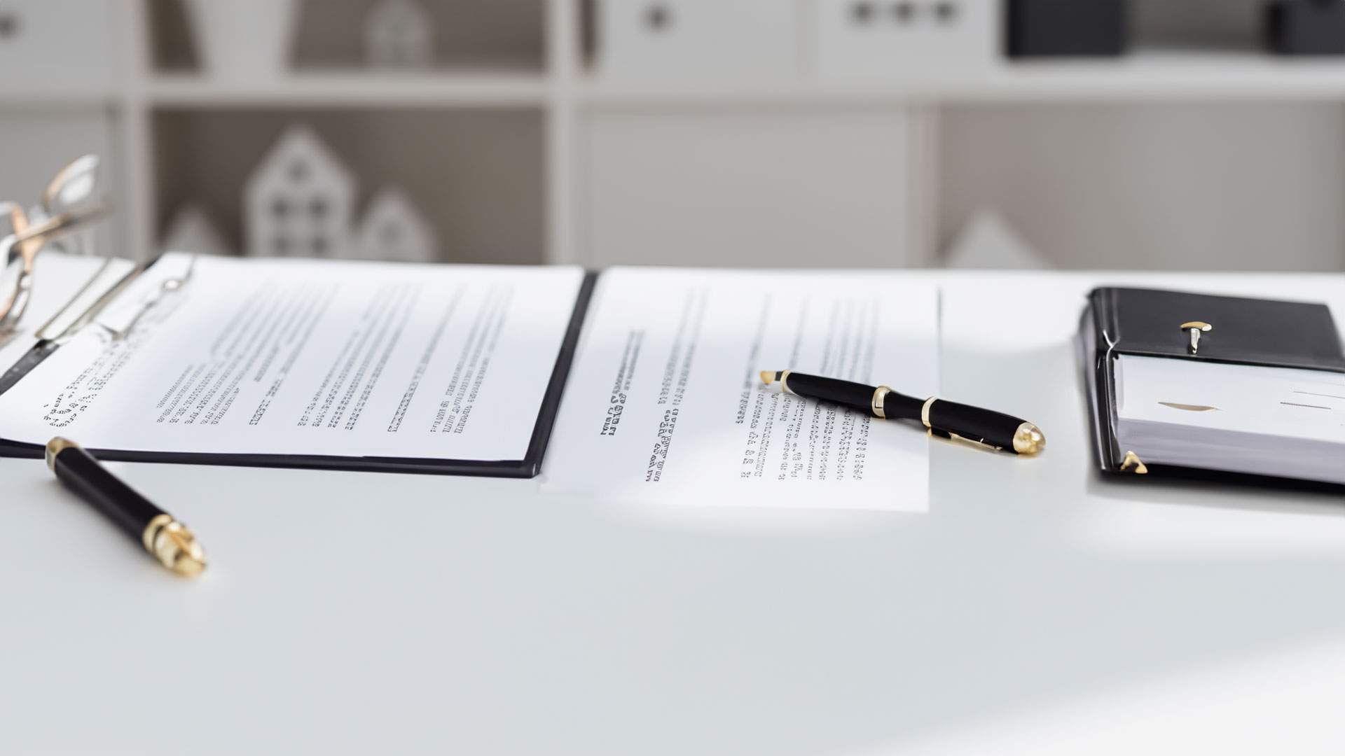 Documenti di proposta d'acquisto su un tavolo presso Aaron Immobiliare a Sanremo