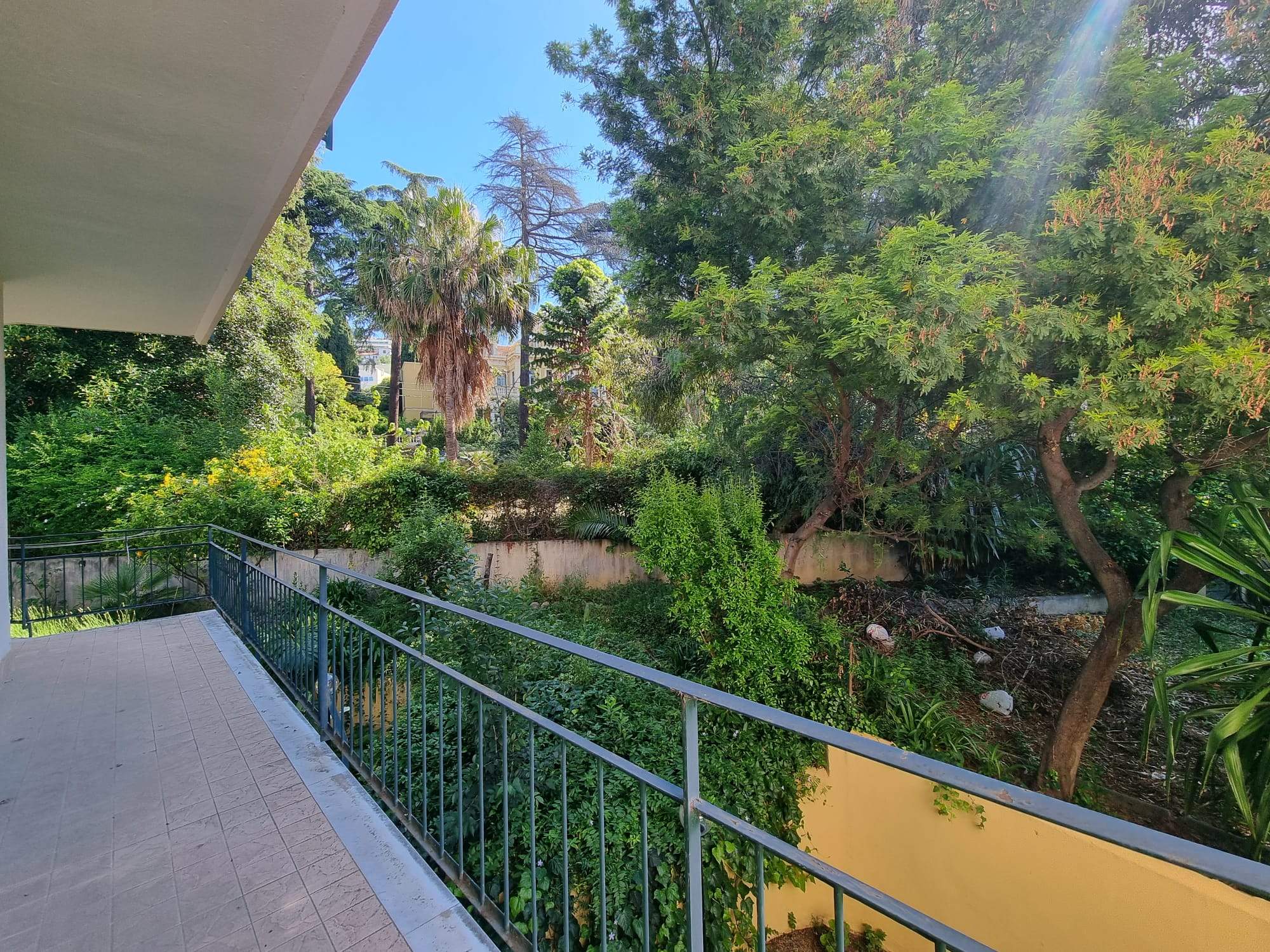 Sanremo, Zona Foce – Trilocale ristrutturato in Corso degli Inglesi (traversa), con balconata e cantina
