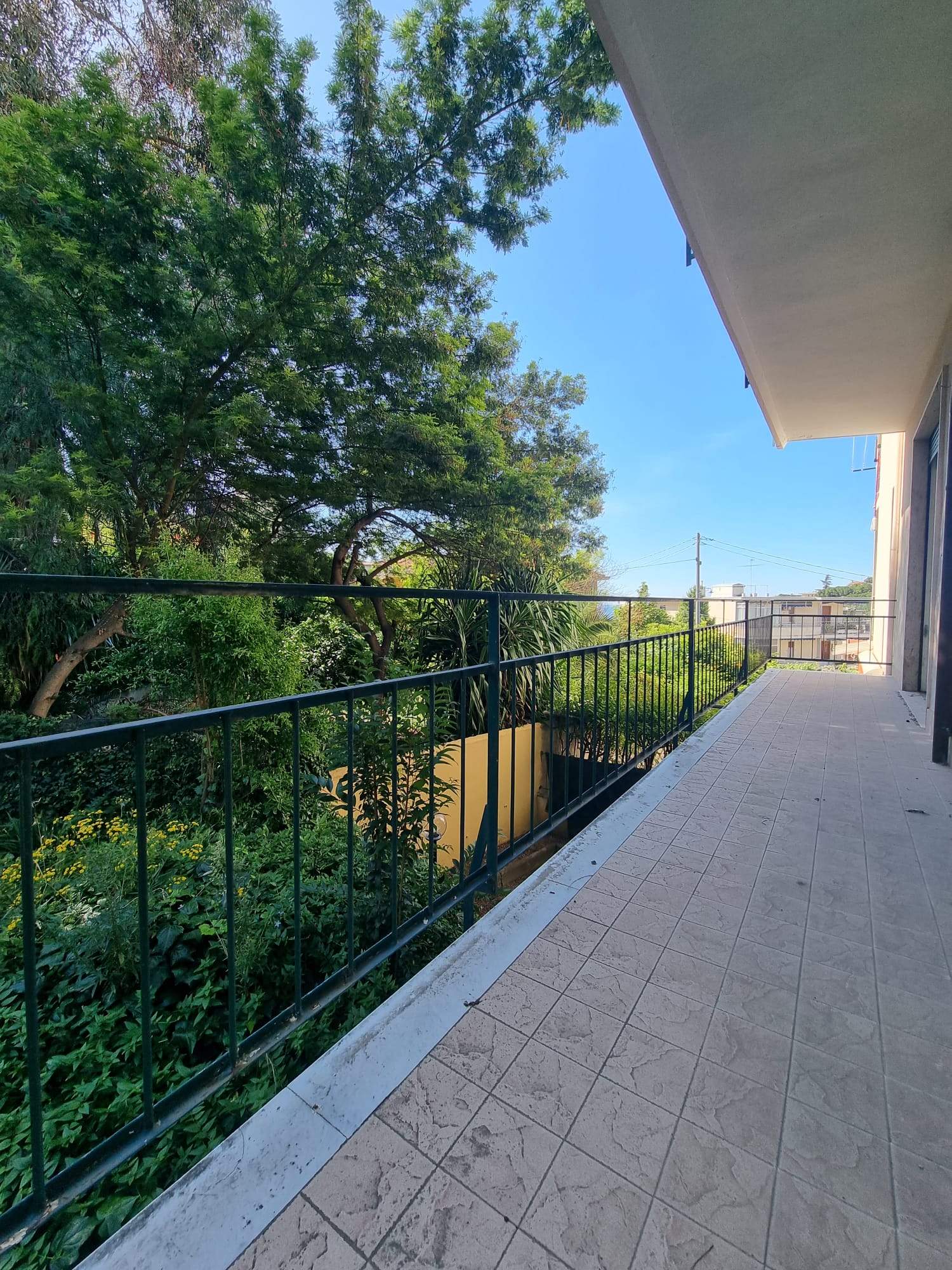 Sanremo, Zona Foce – Trilocale ristrutturato in Corso degli Inglesi (traversa), con balconata e cantina
