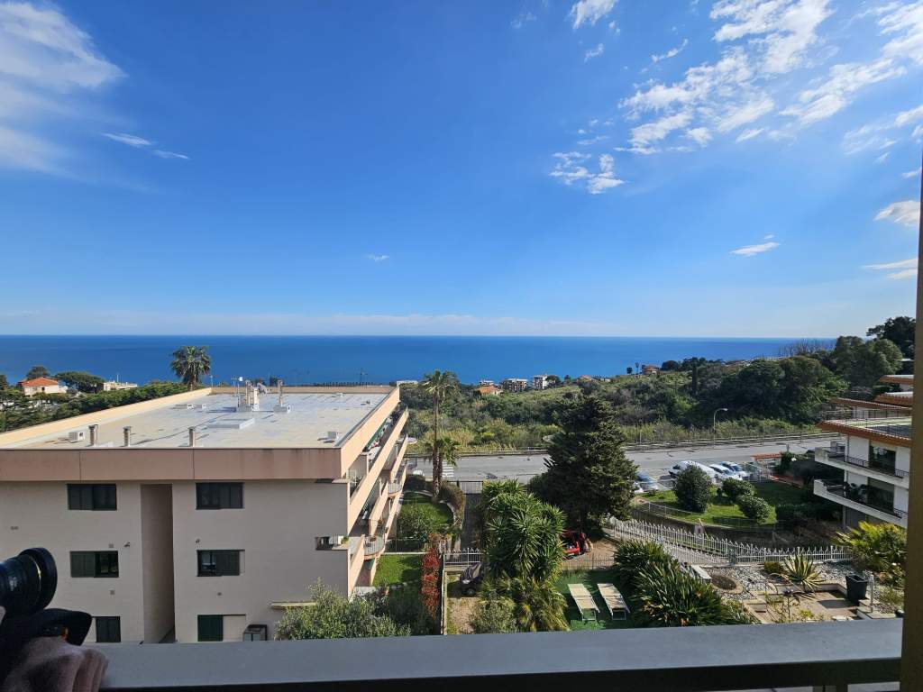 Vendita Monolocale a Sanremo con splendida vista mare, piscina e box auto.
