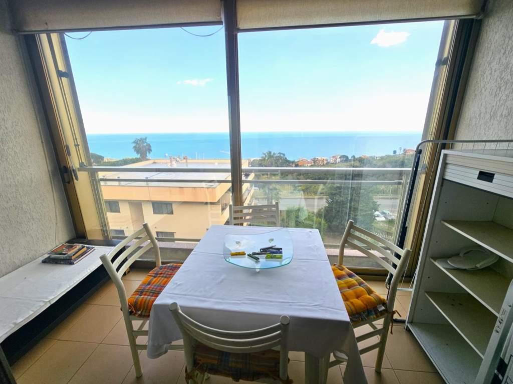 Vendita Monolocale a Sanremo con splendida vista mare, piscina e box auto.