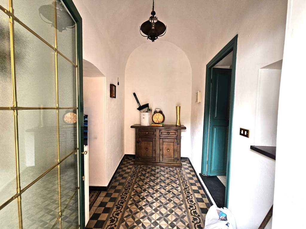 Sanremo: Appartamento in Casa Storica con Vista Mare e Monti