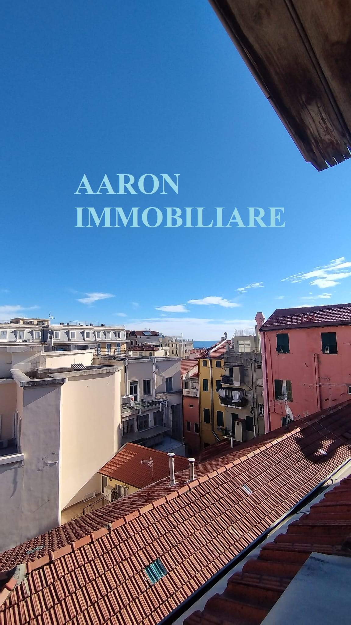 Sanremo, hypercentre, trois-pièces mansardé rénové