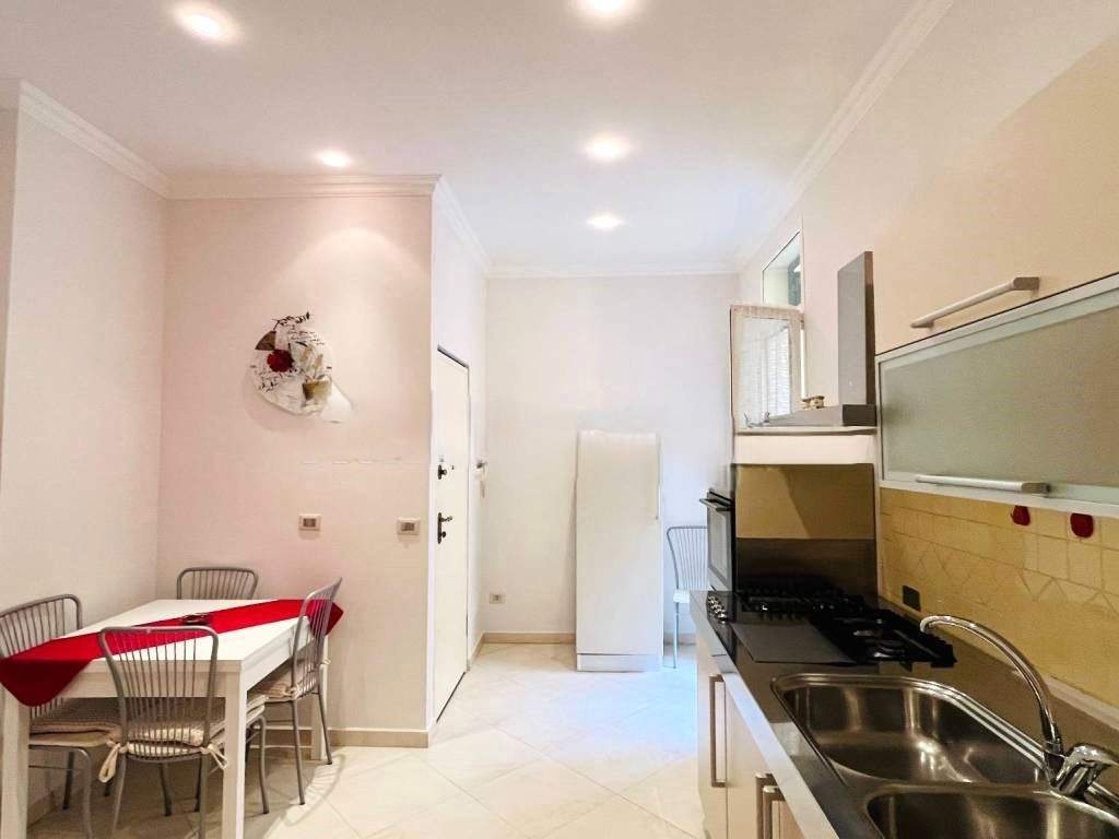 Sanremo, very central, 2 minutes on foot from the sea and from the Rondò Garibaldi / stazione ferroviaria, renovated and furnished three-room apartment
