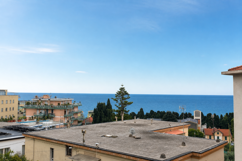 Sanremo, penthouse in a detached house in Foce / Solaro area, with sea view and perimeter terrace