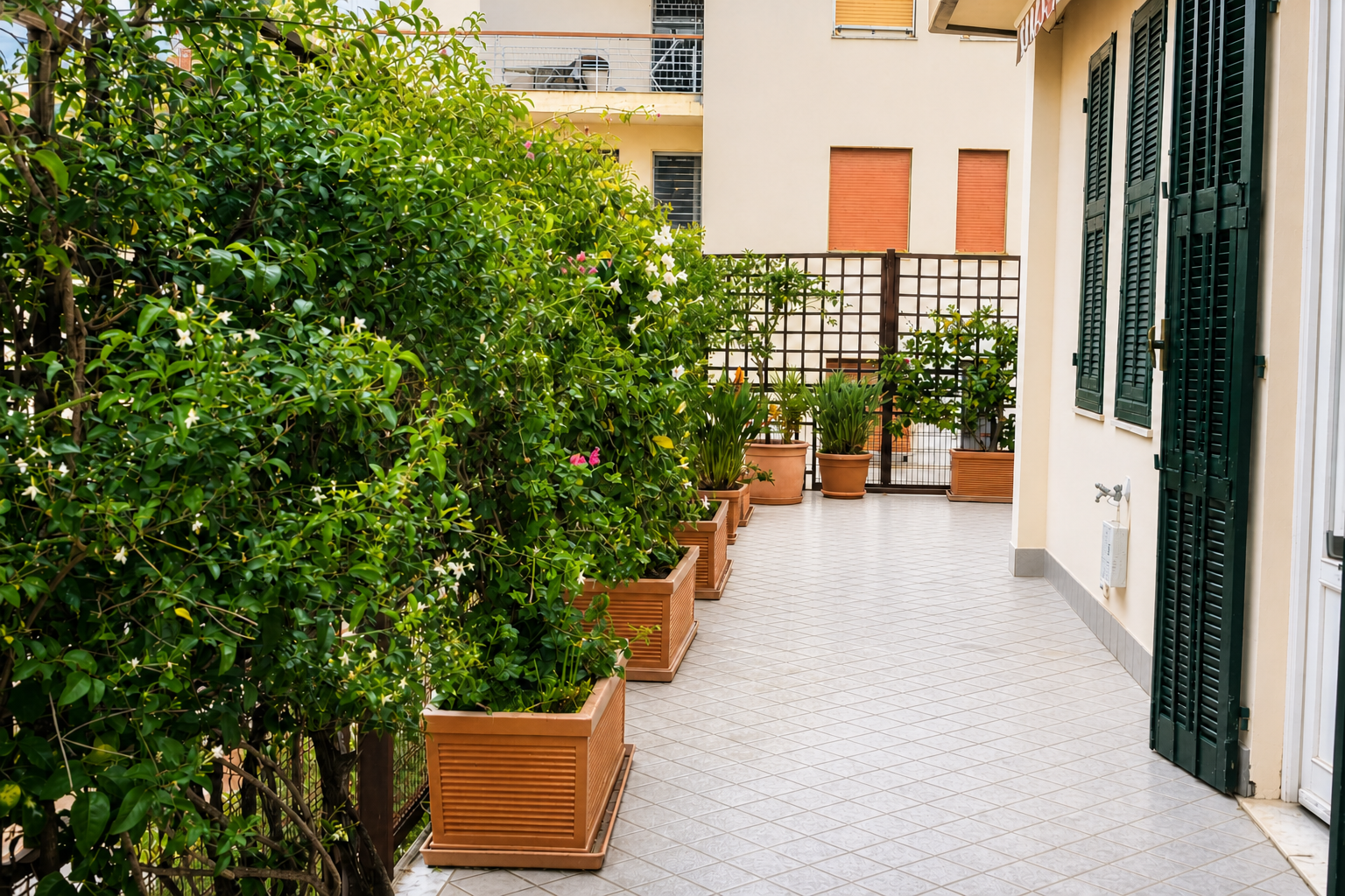 Sanremo, attique dans une maison individuelle dans le quartier Foce / Solaro, avec vue sur la mer et terrasse périmétrique