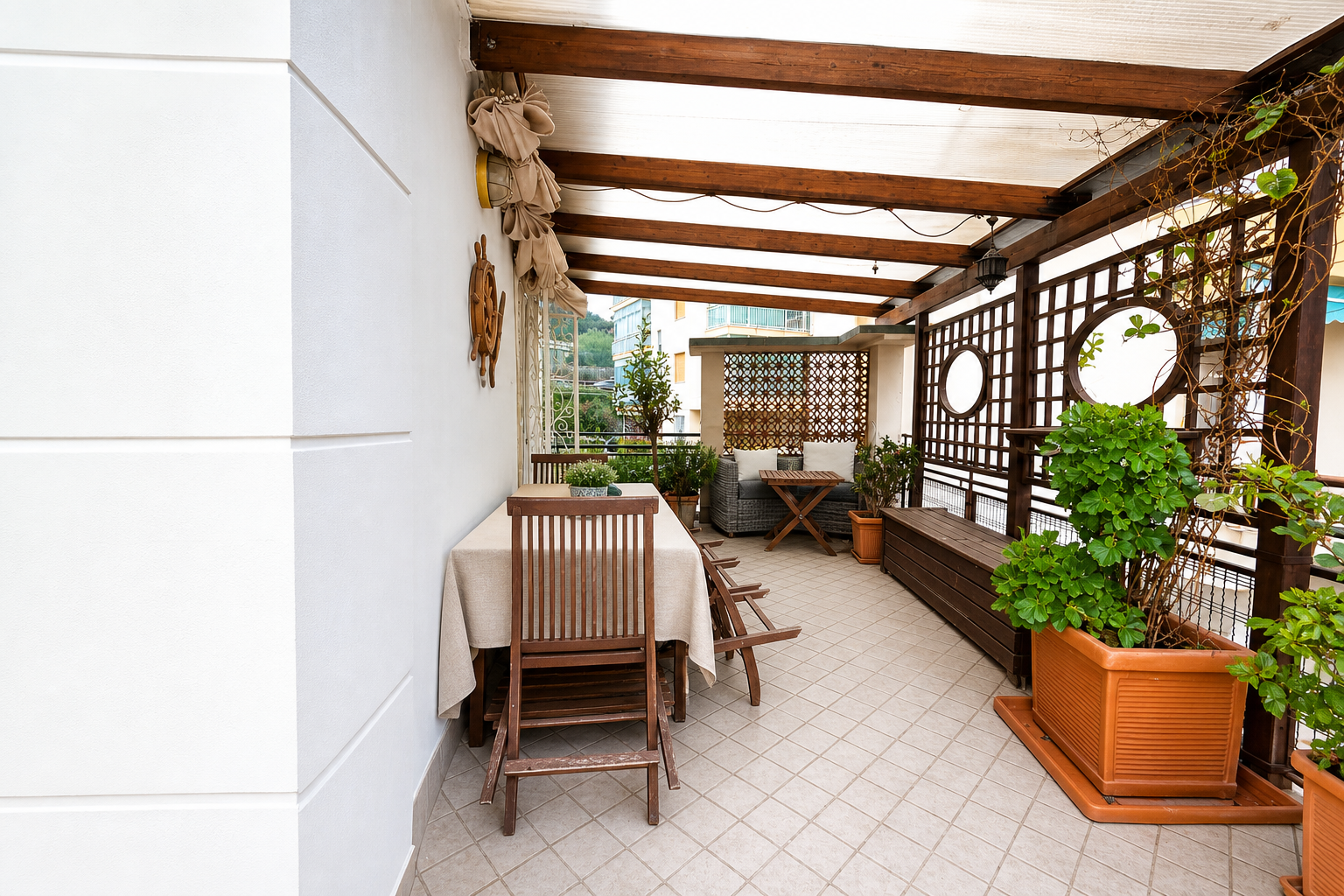 Sanremo, attique dans une maison individuelle dans le quartier Foce / Solaro, avec vue sur la mer et terrasse périmétrique