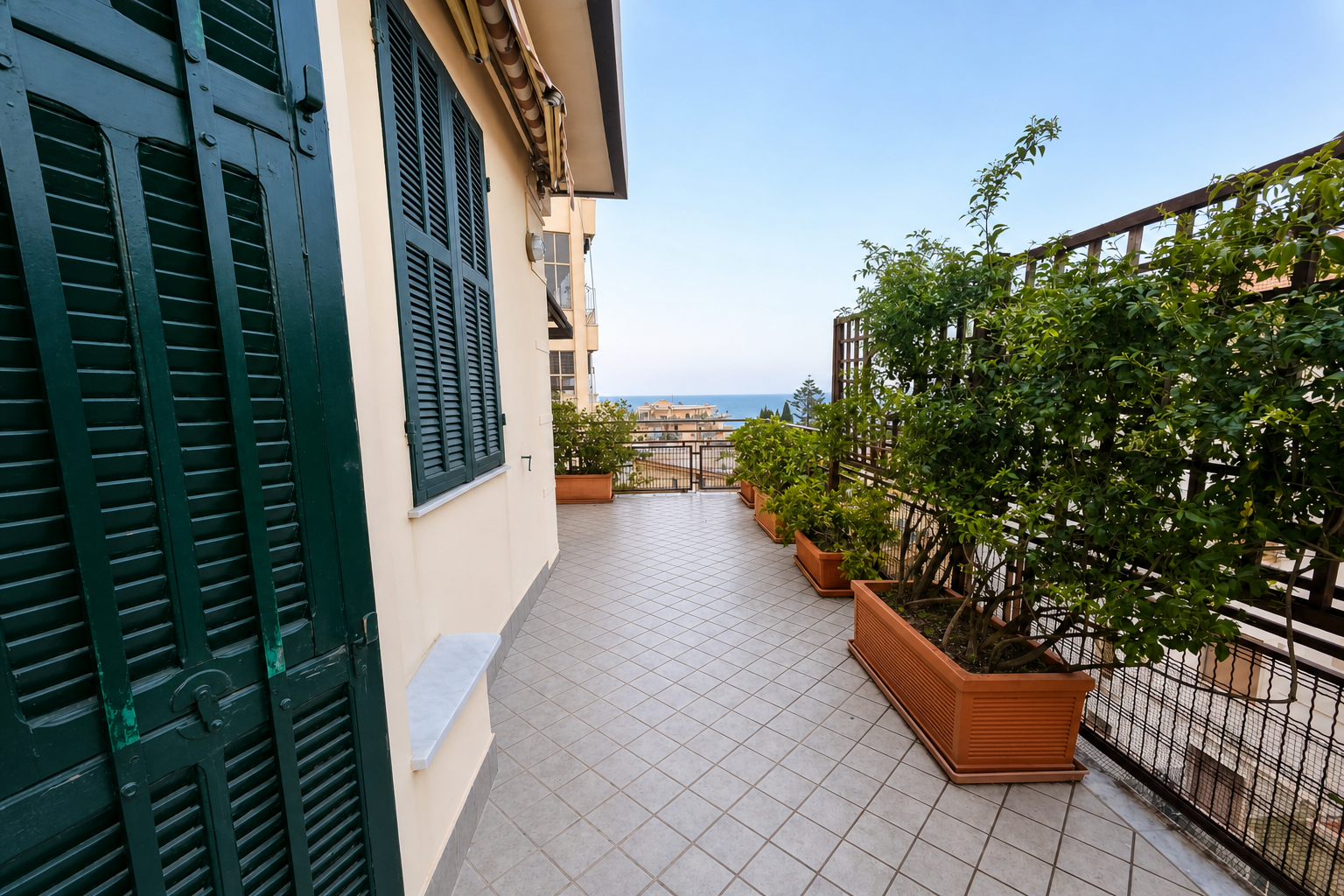 Sanremo, attique dans une maison individuelle dans le quartier Foce / Solaro, avec vue sur la mer et terrasse périmétrique