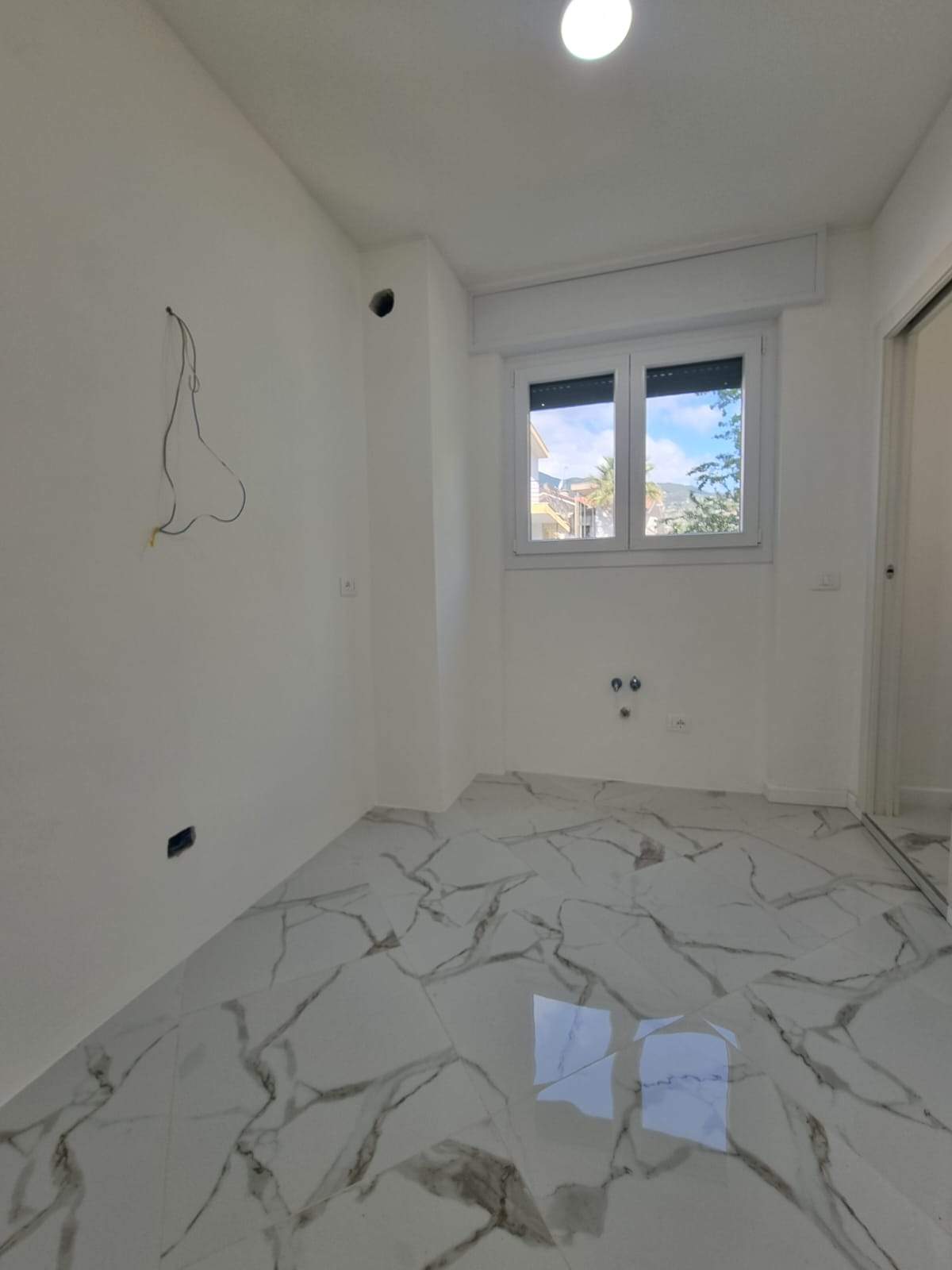 Sanremo, Zona Foce – Trilocale ristrutturato in Corso degli Inglesi (traversa), con balconata e cantina