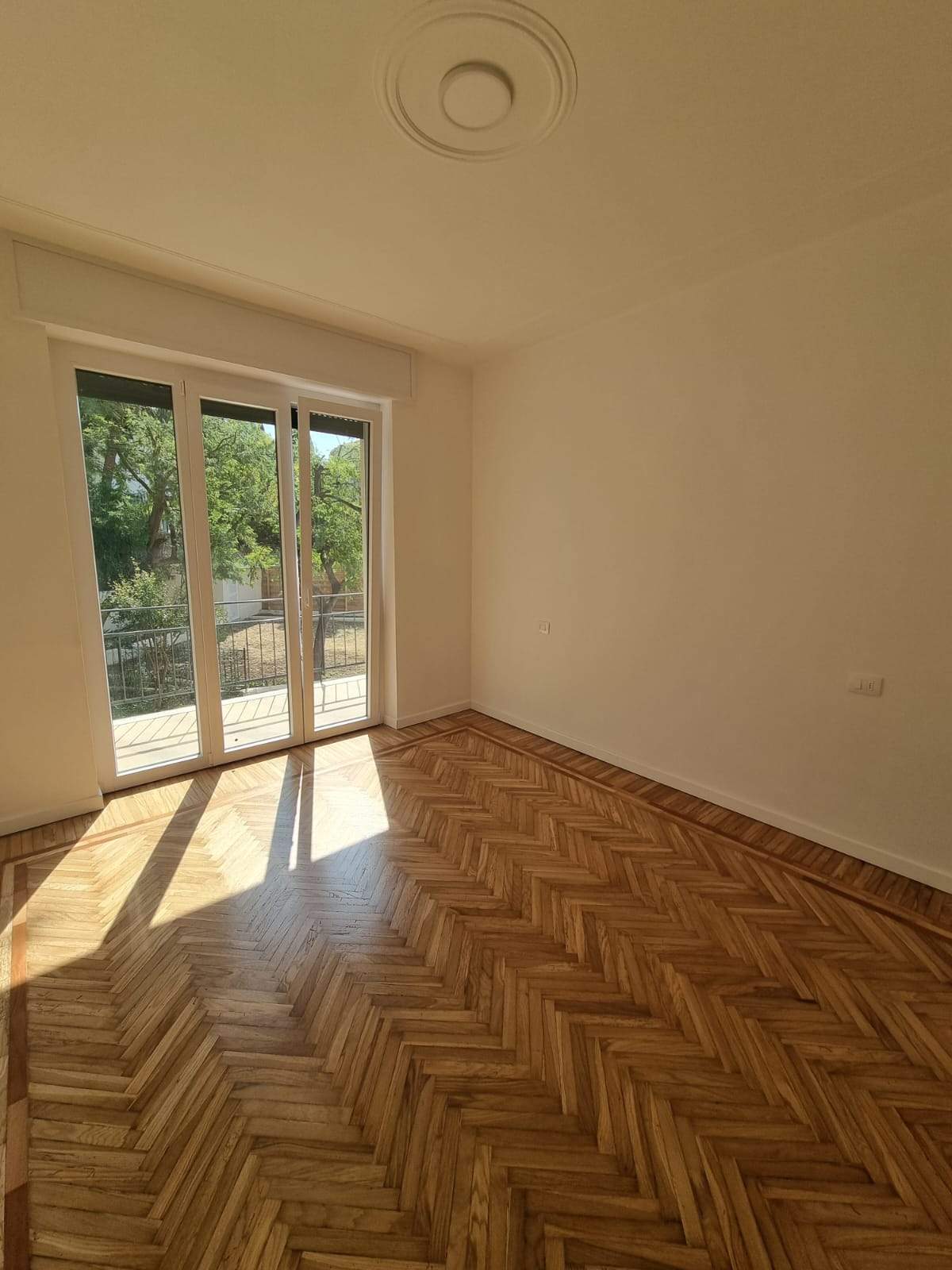Sanremo, Zona Foce – Trilocale ristrutturato in Corso degli Inglesi (traversa), con balconata e cantina