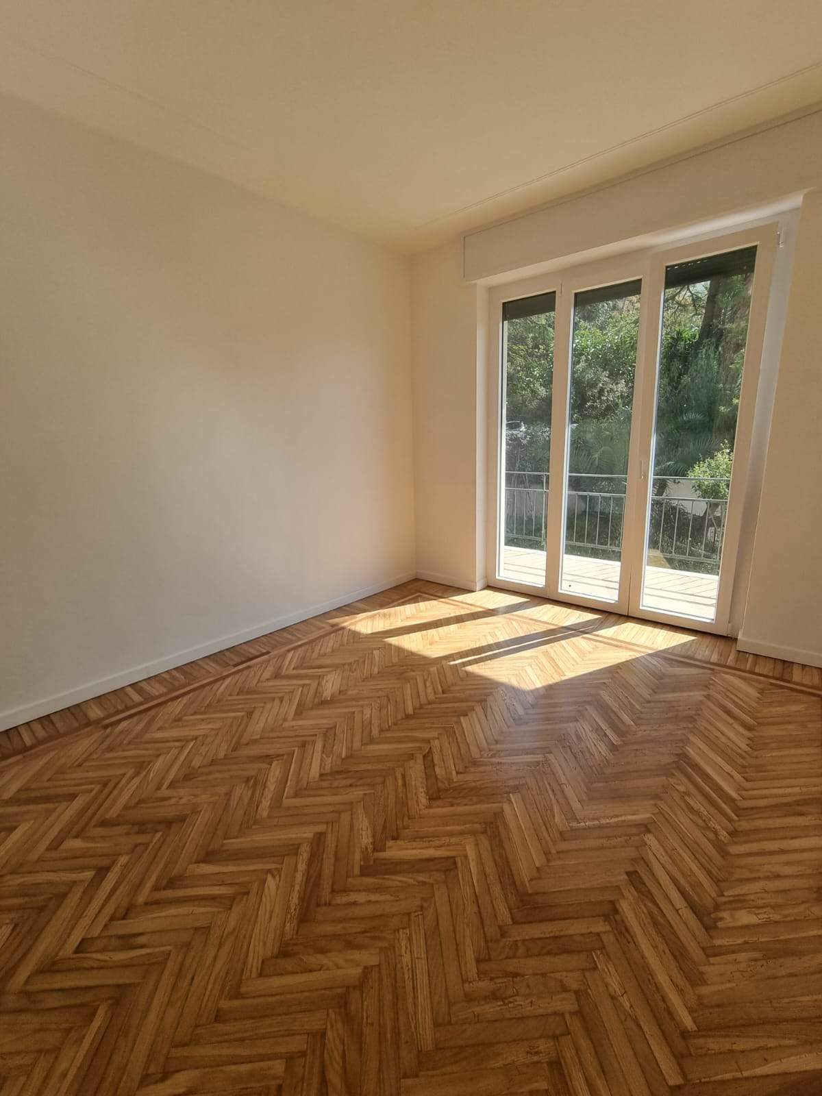 Sanremo, Zona Foce – Trilocale ristrutturato in Corso degli Inglesi (traversa), con balconata e cantina