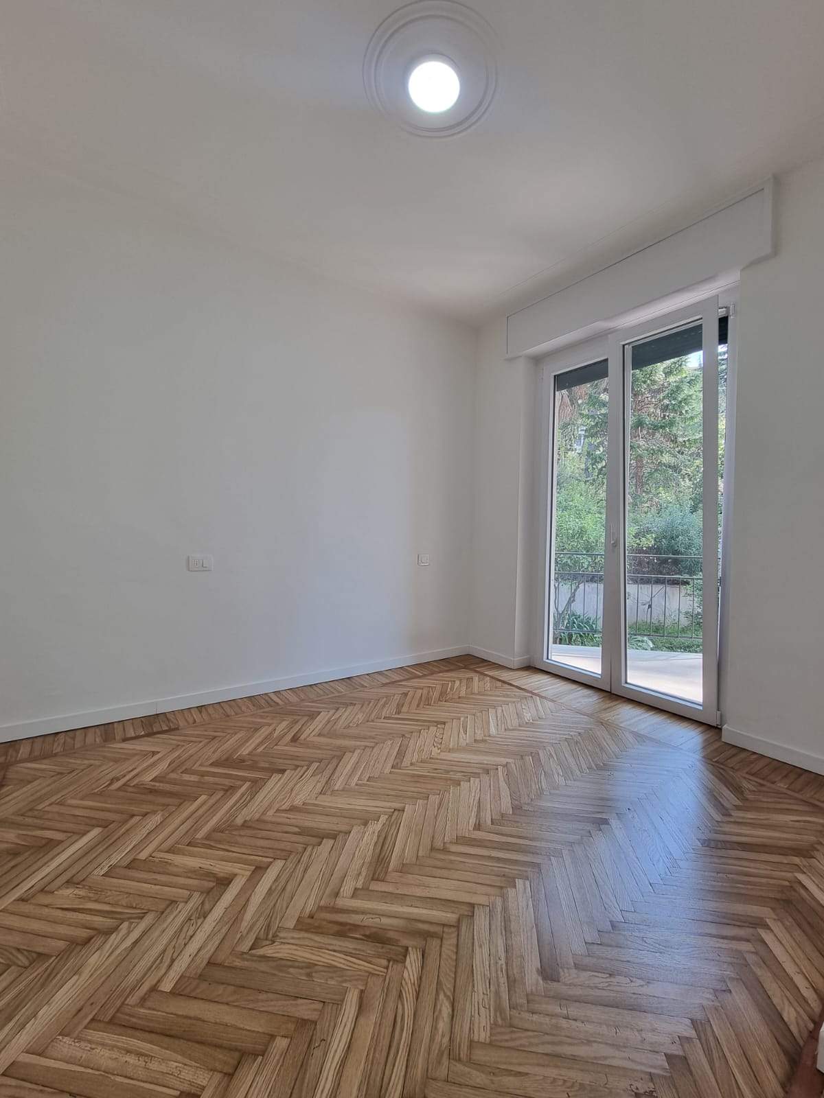 Sanremo, Zona Foce – Trilocale ristrutturato in Corso degli Inglesi (traversa), con balconata e cantina