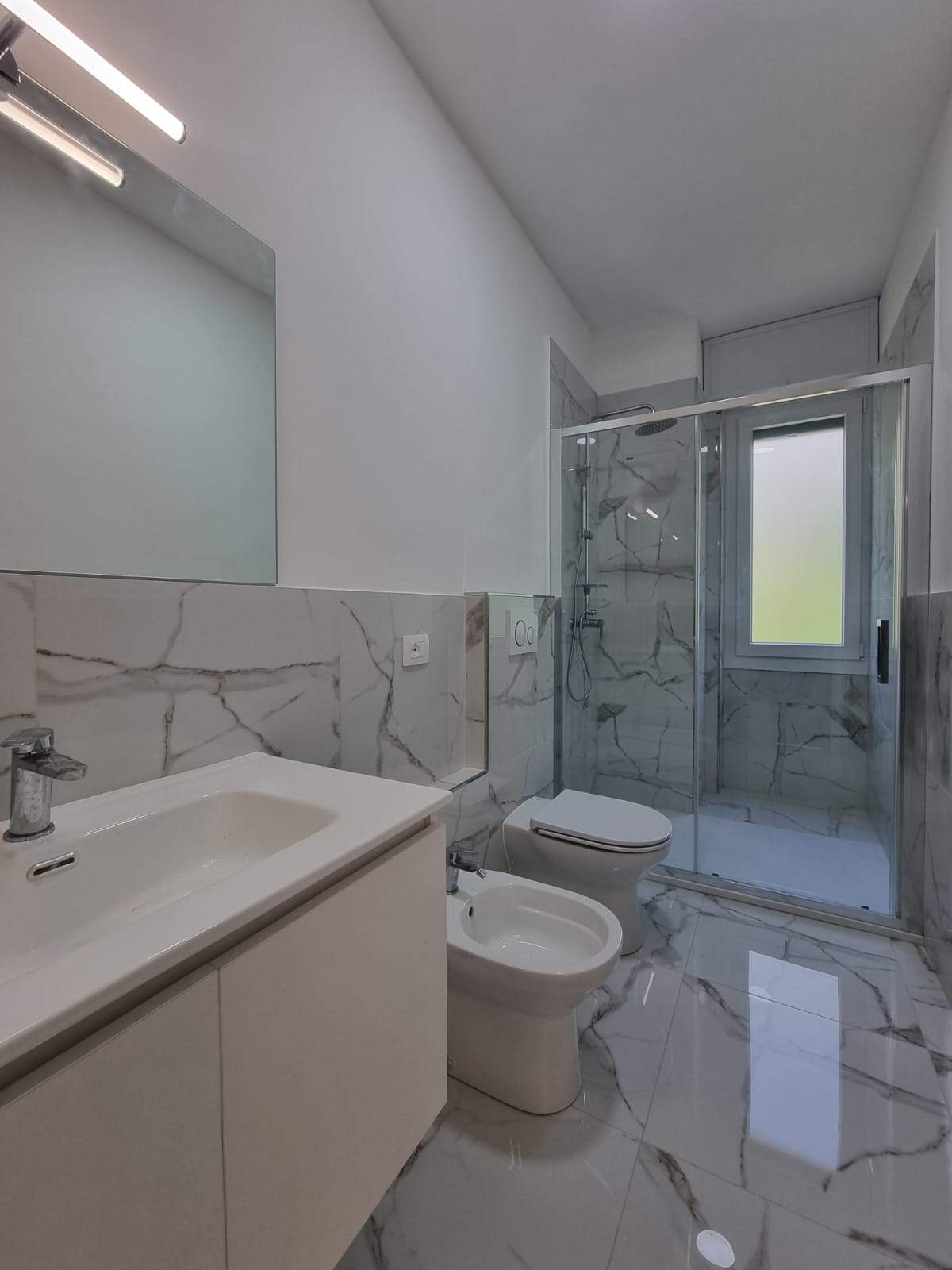 Sanremo, Zona Foce – Trilocale ristrutturato in Corso degli Inglesi (traversa), con balconata e cantina