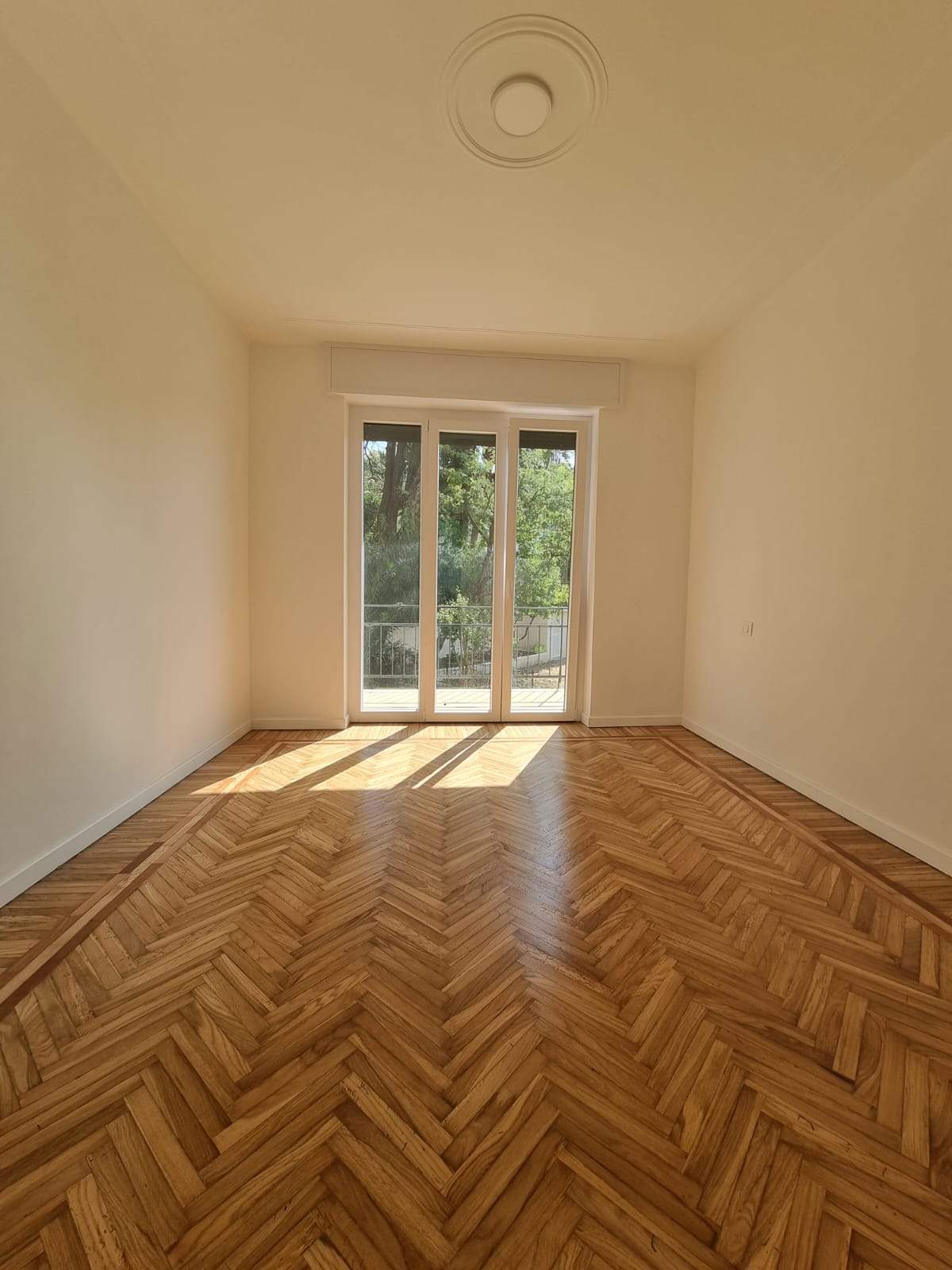 Sanremo, Zona Foce – Trilocale ristrutturato in Corso degli Inglesi (traversa), con balconata e cantina