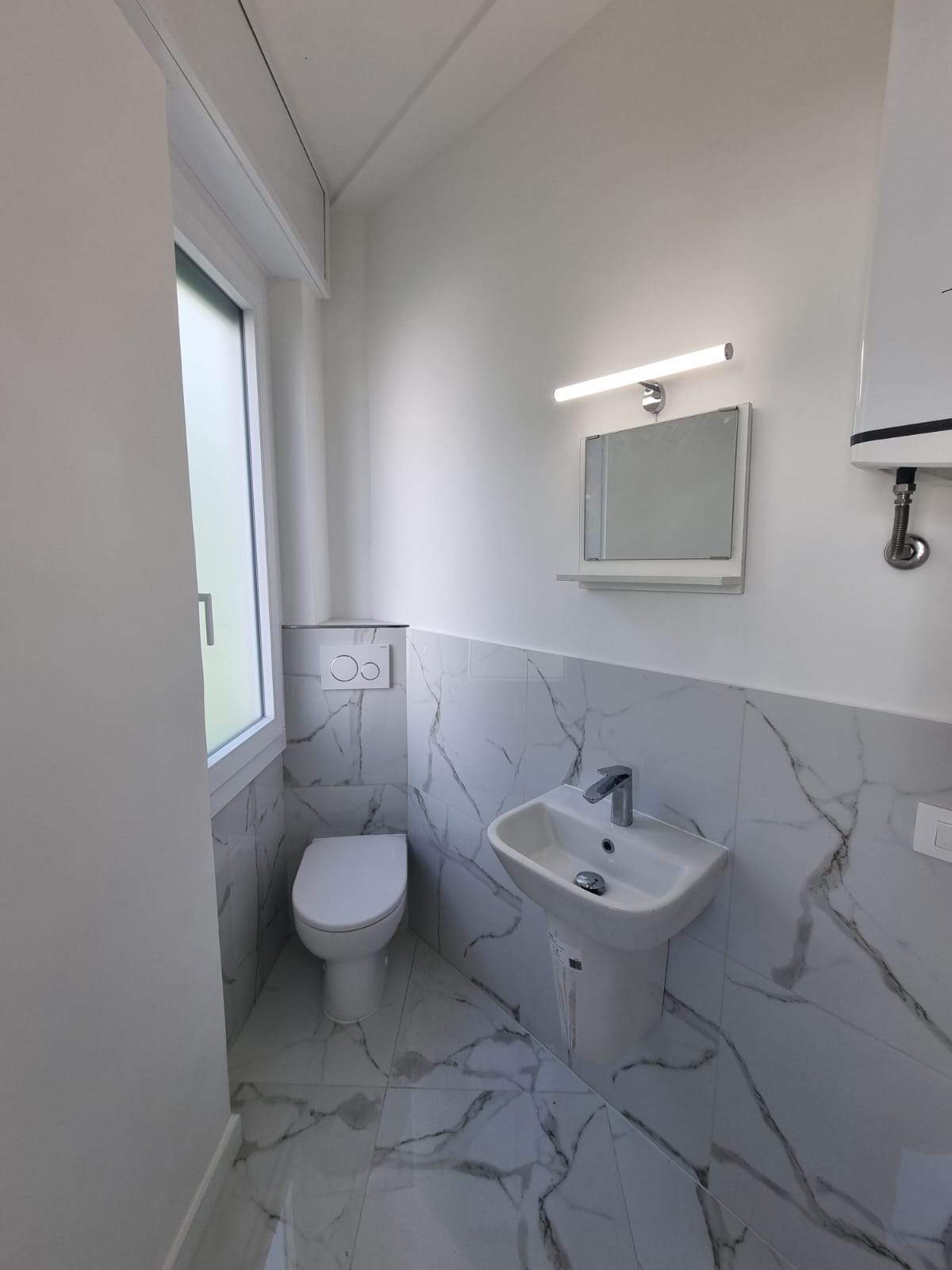 Sanremo, Zona Foce – Trilocale ristrutturato in Corso degli Inglesi (traversa), con balconata e cantina