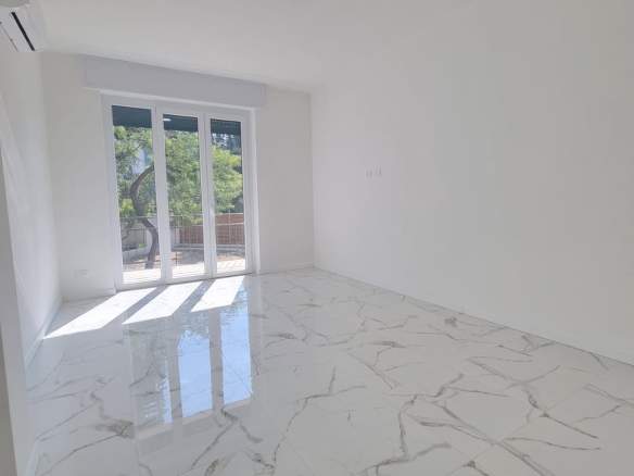 Sanremo, Zona Foce – Trilocale ristrutturato in Corso degli Inglesi (traversa), con balconata e cantina