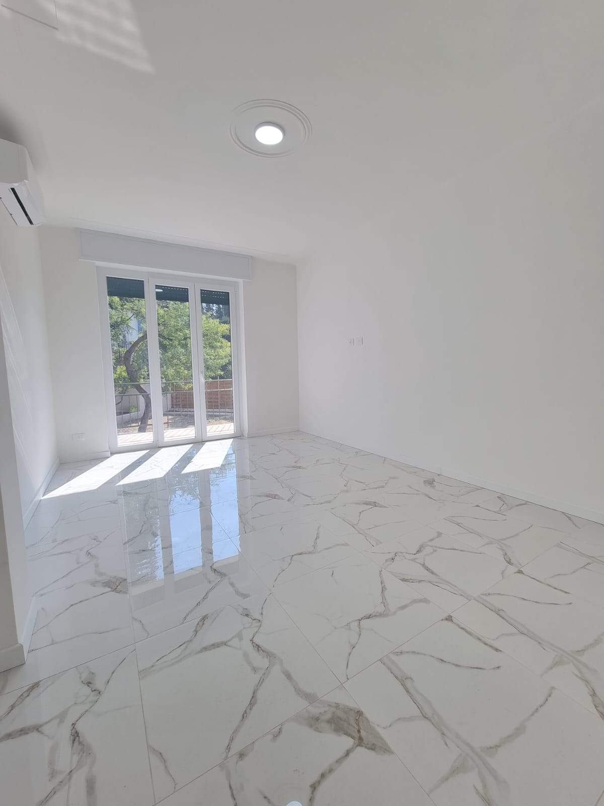 Sanremo, Zona Foce – Trilocale ristrutturato in Corso degli Inglesi (traversa), con balconata e cantina