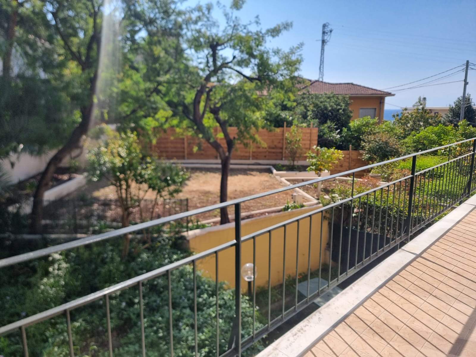 Sanremo, Zona Foce – Trilocale ristrutturato in Corso degli Inglesi (traversa), con balconata e cantina
