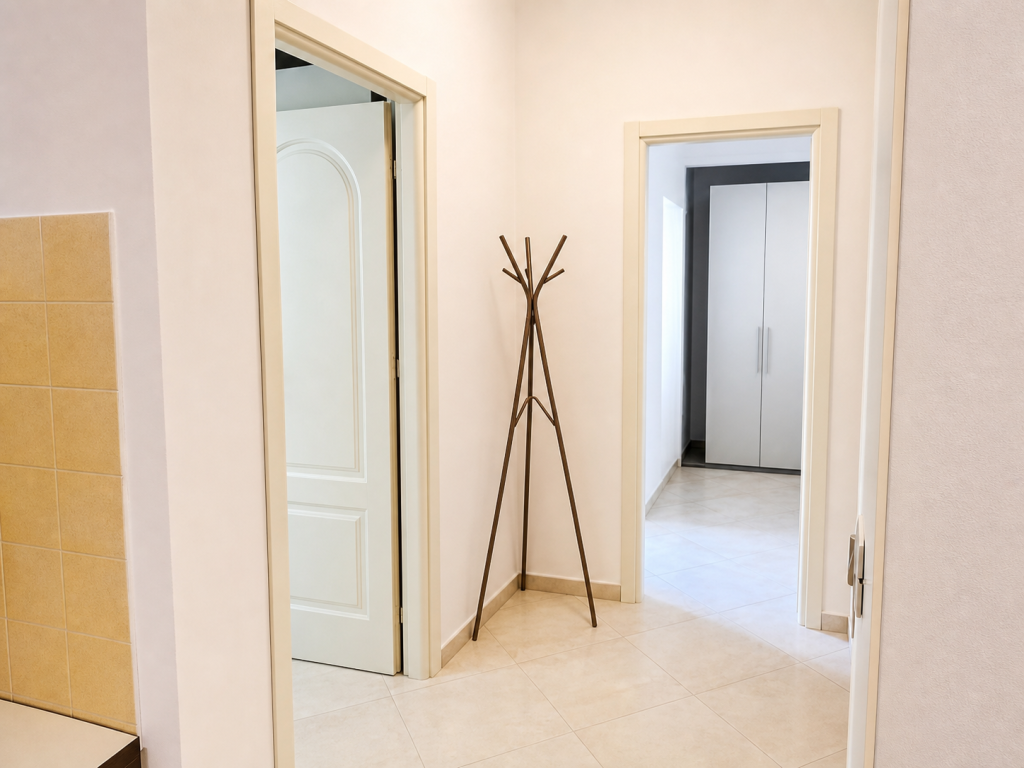 Sanremo, very central, 2 minutes on foot from the sea and from the Rondò Garibaldi / stazione ferroviaria, renovated and furnished three-room apartment