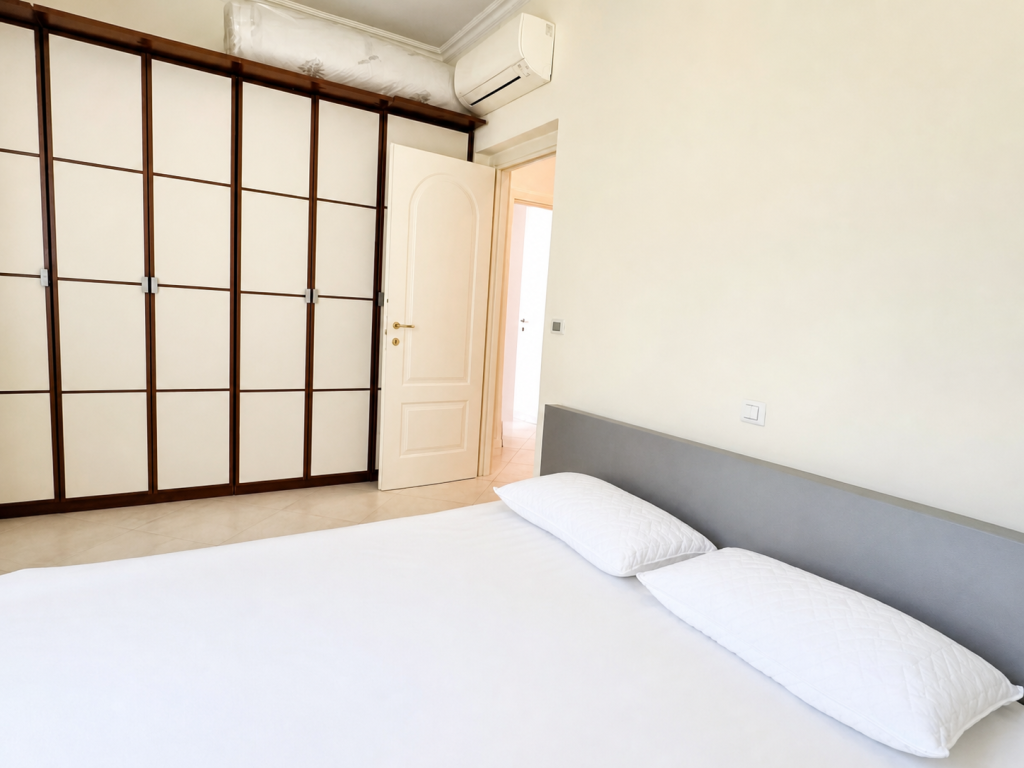 Sanremo, very central, 2 minutes on foot from the sea and from the Rondò Garibaldi / stazione ferroviaria, renovated and furnished three-room apartment