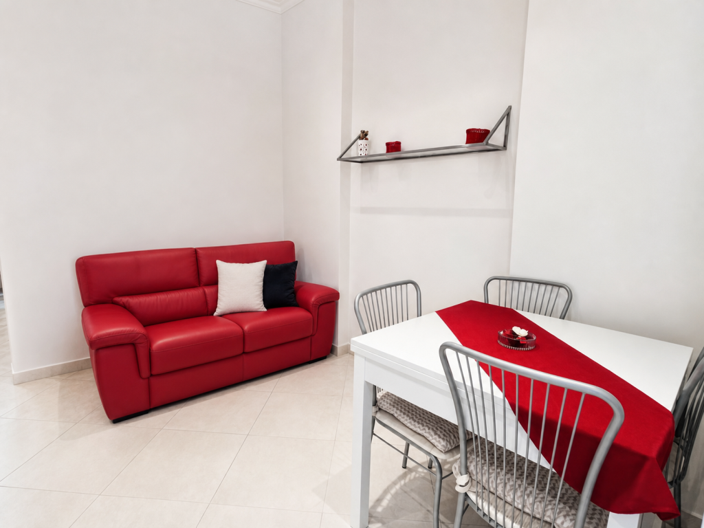 Sanremo, very central, 2 minutes on foot from the sea and from the Rondò Garibaldi / stazione ferroviaria, renovated and furnished three-room apartment