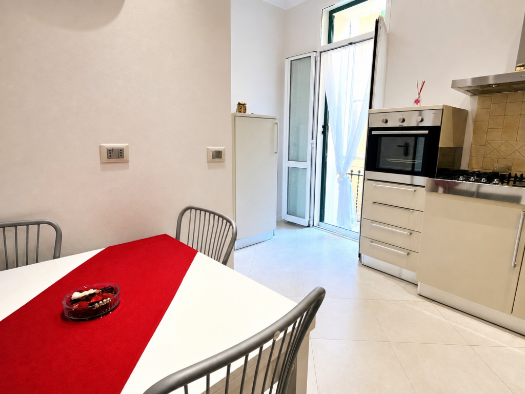 Sanremo, very central, 2 minutes on foot from the sea and from the Rondò Garibaldi / stazione ferroviaria, renovated and furnished three-room apartment