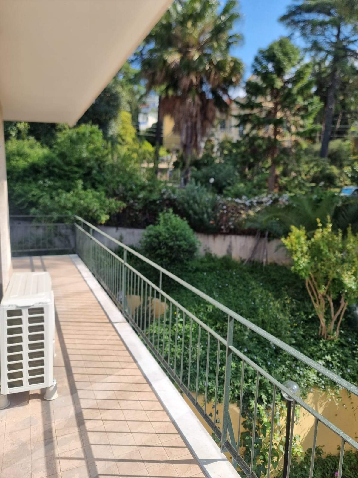 Sanremo, Zona Foce – Appartement rénové de deux chambres dans Corso degli Inglesi (rue transversale), avec balcon filant et cave