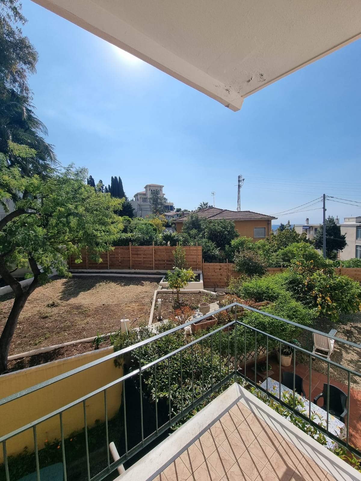 Sanremo, Zona Foce – Appartement rénové de deux chambres dans Corso degli Inglesi (rue transversale), avec balcon filant et cave