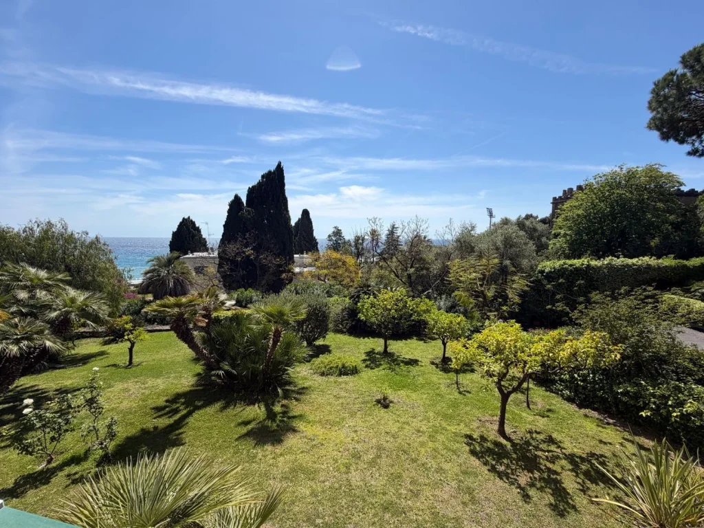Sanremo, zona Foce, residenziale e nel verde, quadrilocale di 127 mq con vista mare, terrazze e box