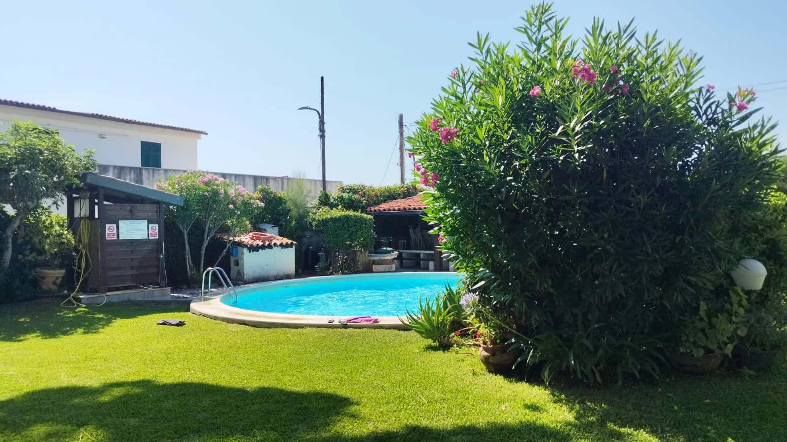 Sanremo, in Zona Foce, Bilocale arredato con spazio esterno e piscina