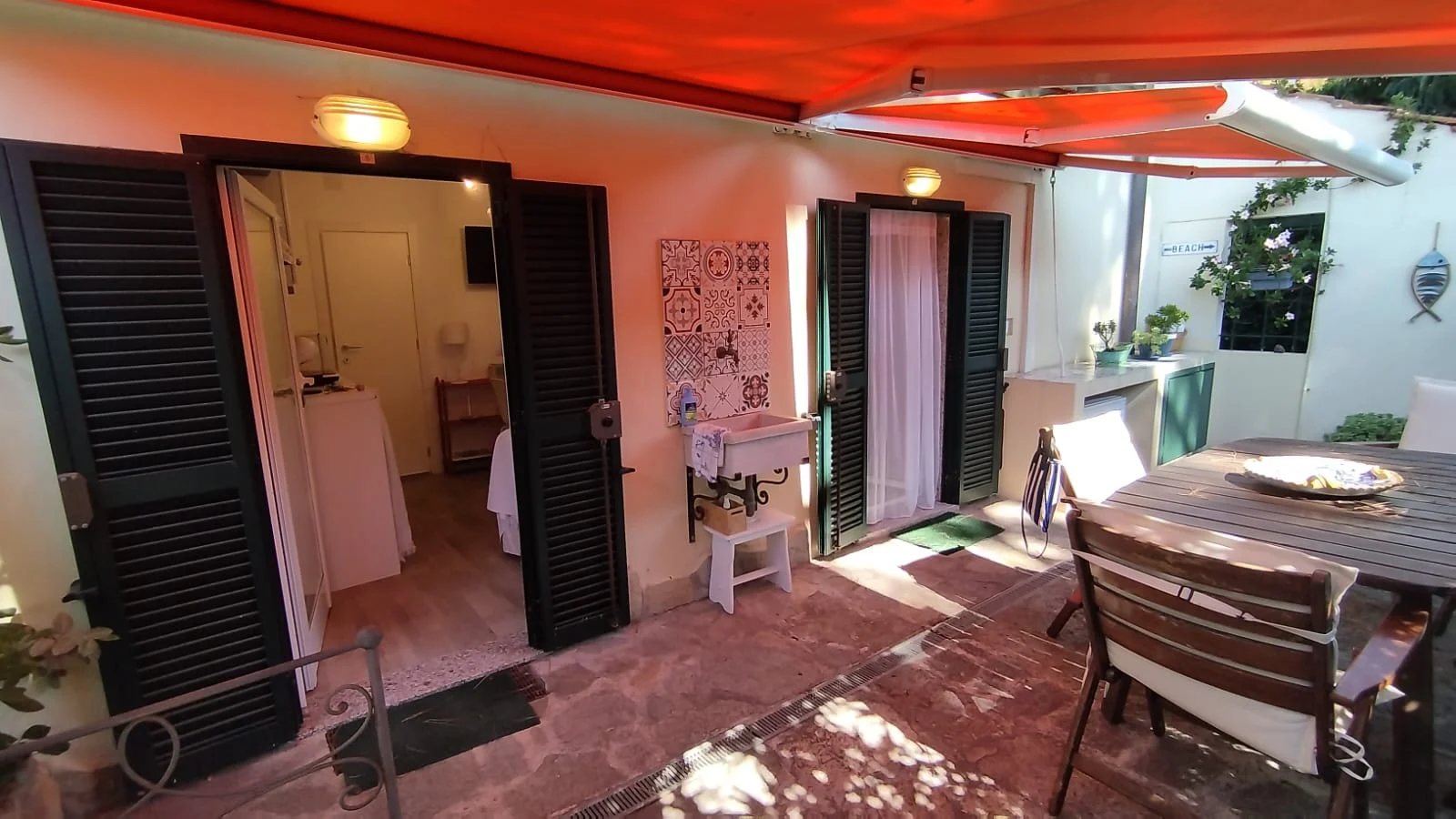 Sanremo, in Zona Foce, Bilocale arredato con spazio esterno e piscina