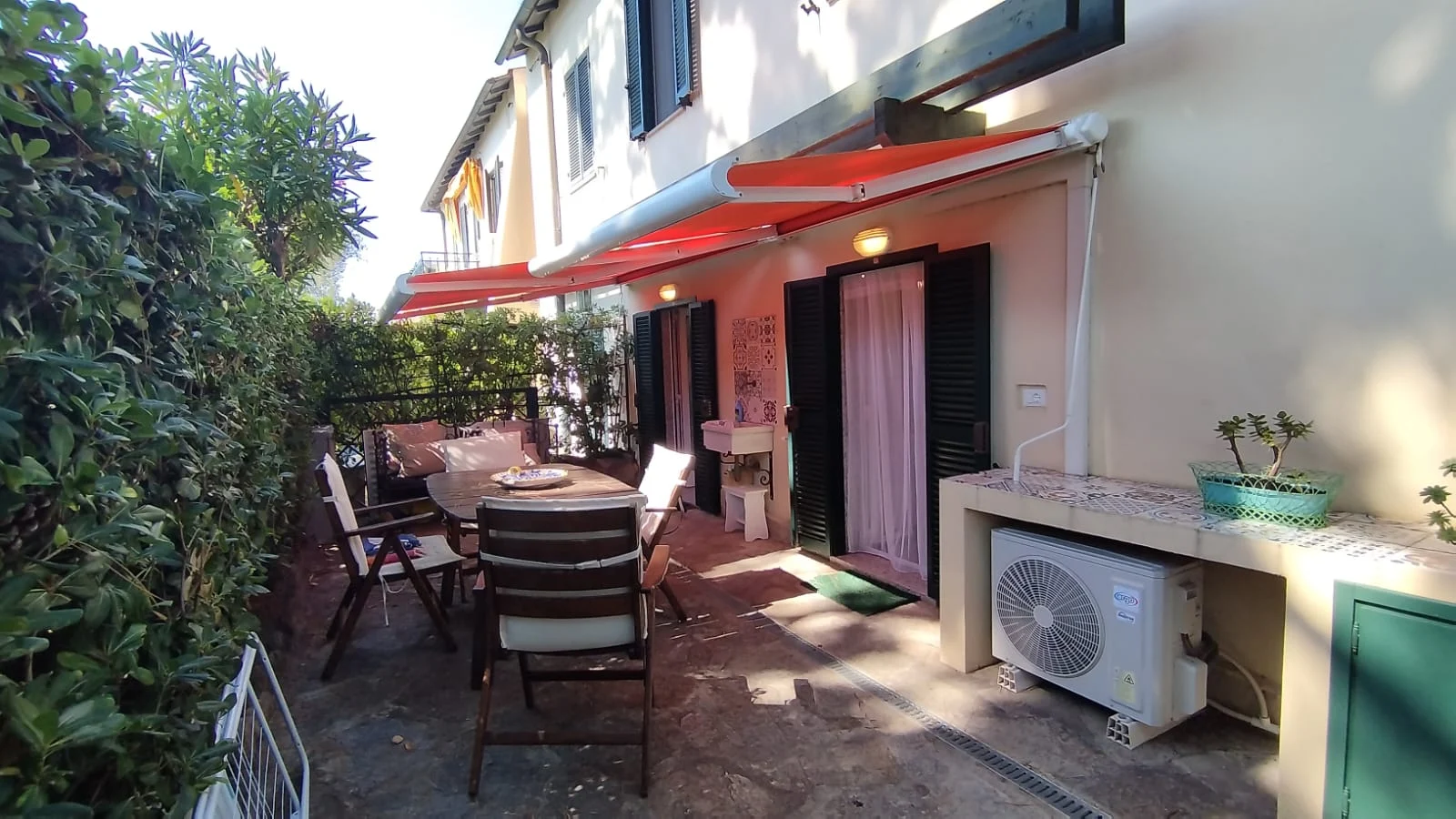 Sanremo, in Zona Foce, Bilocale arredato con spazio esterno e piscina