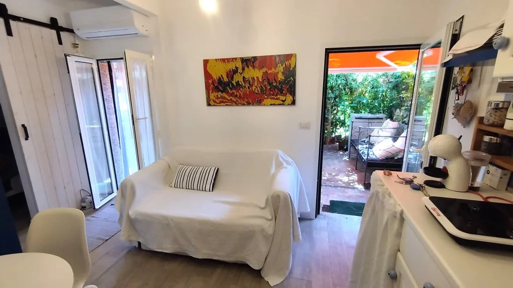 Sanremo, in Zona Foce, Bilocale arredato con spazio esterno e piscina