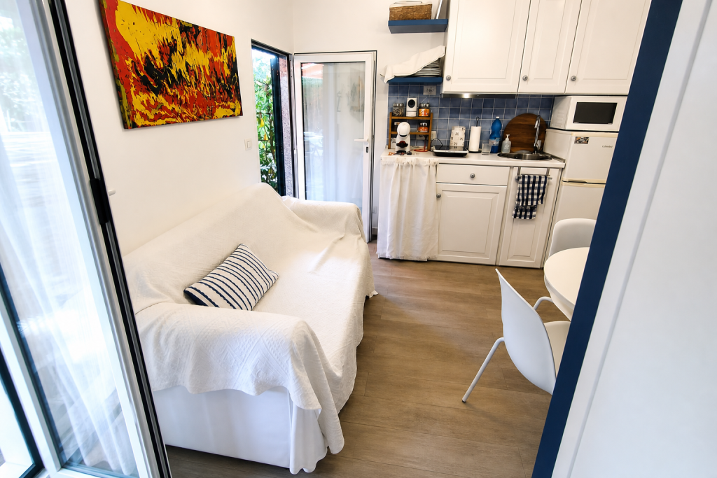 Sanremo, Zona Foce, Furnished One-Bedroom Apartment with Outdoor Space and Swimming Pool