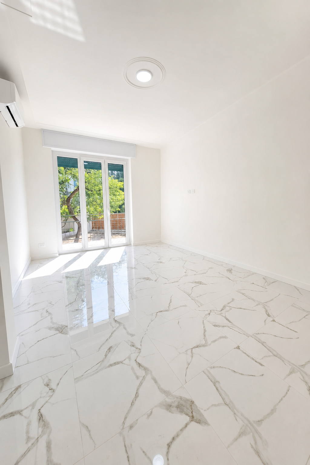 Sanremo, Zona Foce – Appartement rénové de deux chambres dans Corso degli Inglesi (rue transversale), avec balcon filant et cave