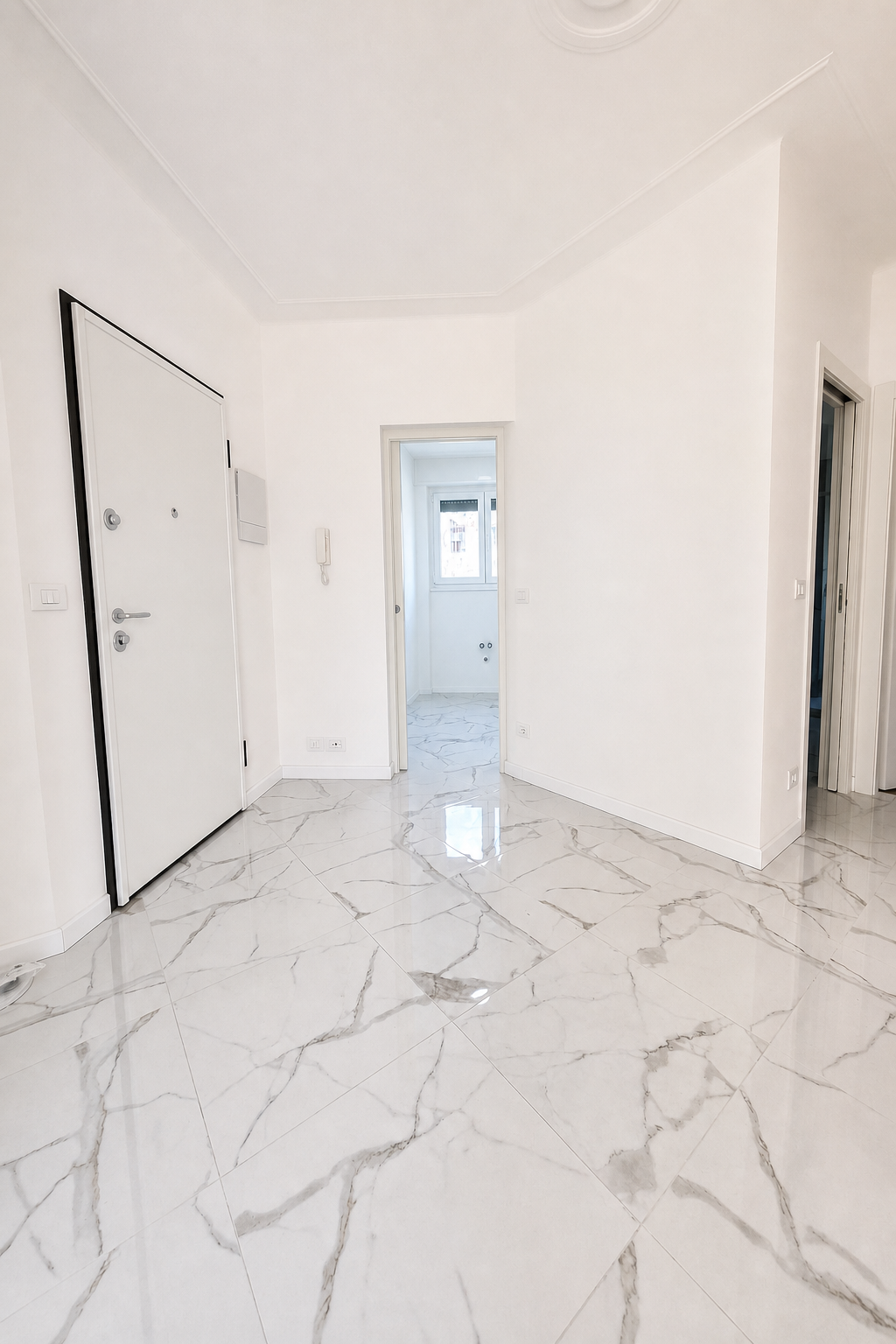 Sanremo, Zona Foce – Appartement rénové de deux chambres dans Corso degli Inglesi (rue transversale), avec balcon filant et cave