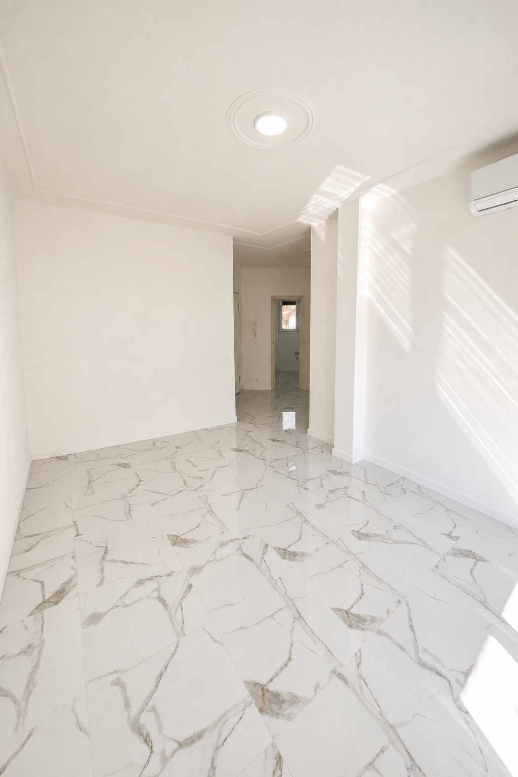 Sanremo, Zona Foce – Appartement rénové de deux chambres dans Corso degli Inglesi (rue transversale), avec balcon filant et cave