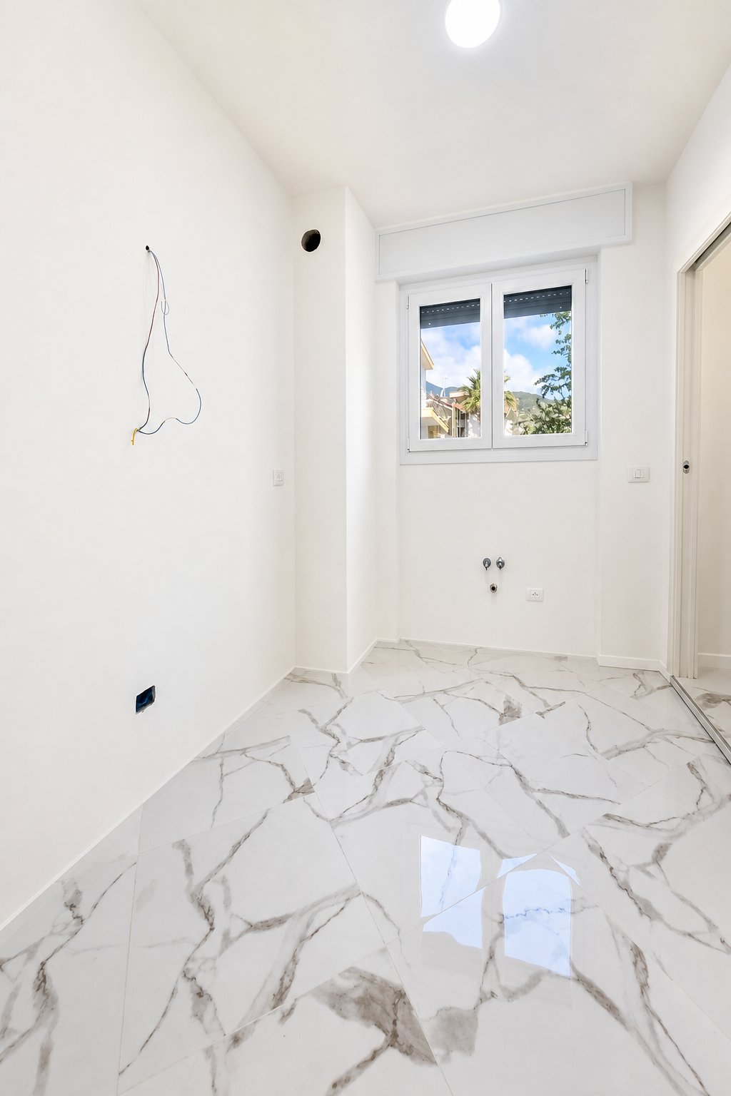 Sanremo, Zona Foce – Appartement rénové de deux chambres dans Corso degli Inglesi (rue transversale), avec balcon filant et cave