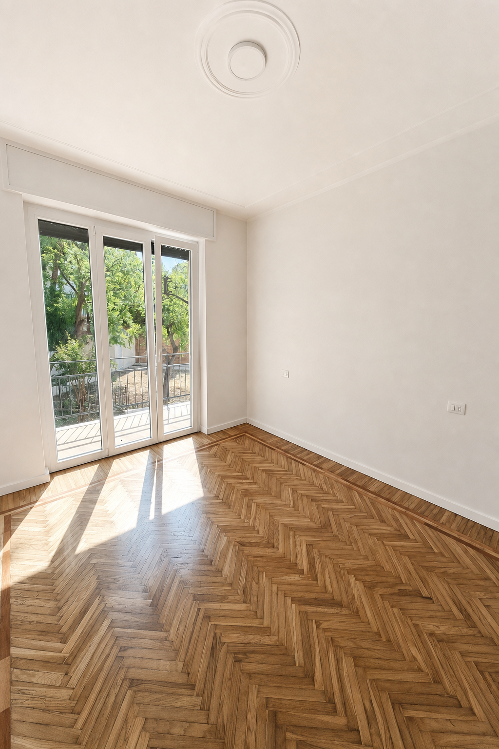 Sanremo, Zona Foce – Appartement rénové de deux chambres dans Corso degli Inglesi (rue transversale), avec balcon filant et cave