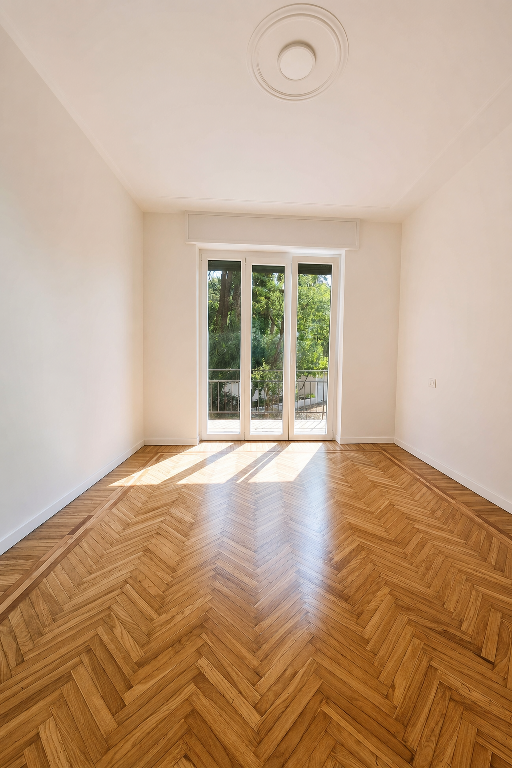 Sanremo, Zona Foce – Appartement rénové de deux chambres dans Corso degli Inglesi (rue transversale), avec balcon filant et cave