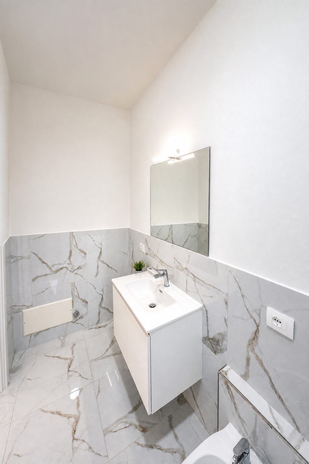 Sanremo, Zona Foce – Appartement rénové de deux chambres dans Corso degli Inglesi (rue transversale), avec balcon filant et cave
