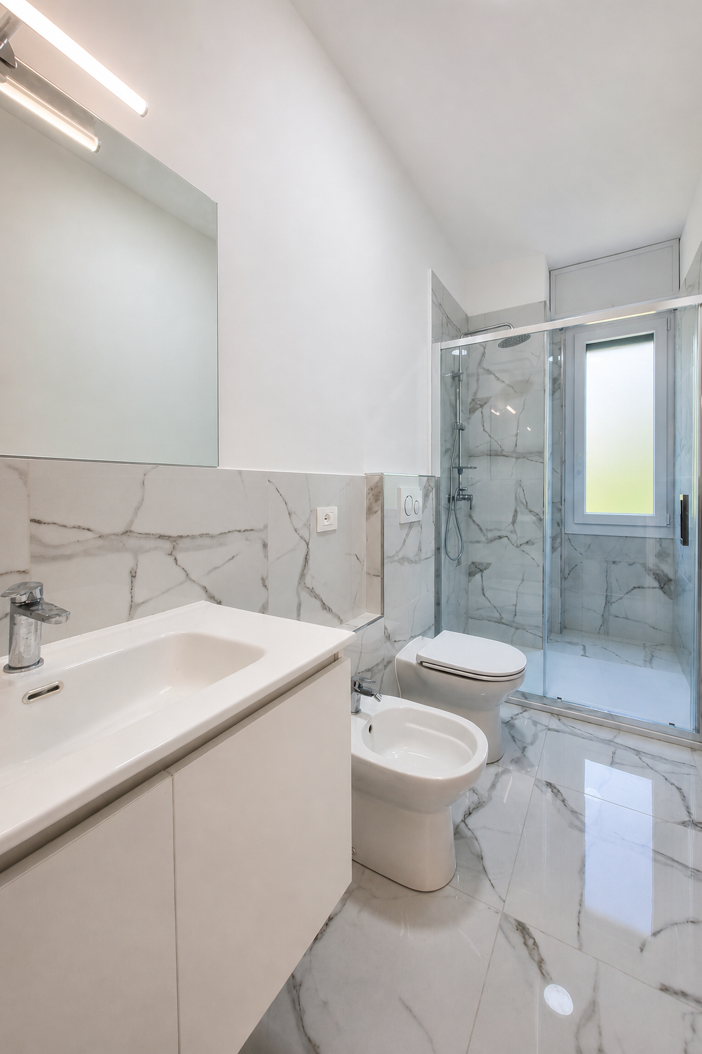 Sanremo, Zona Foce – Appartement rénové de deux chambres dans Corso degli Inglesi (rue transversale), avec balcon filant et cave