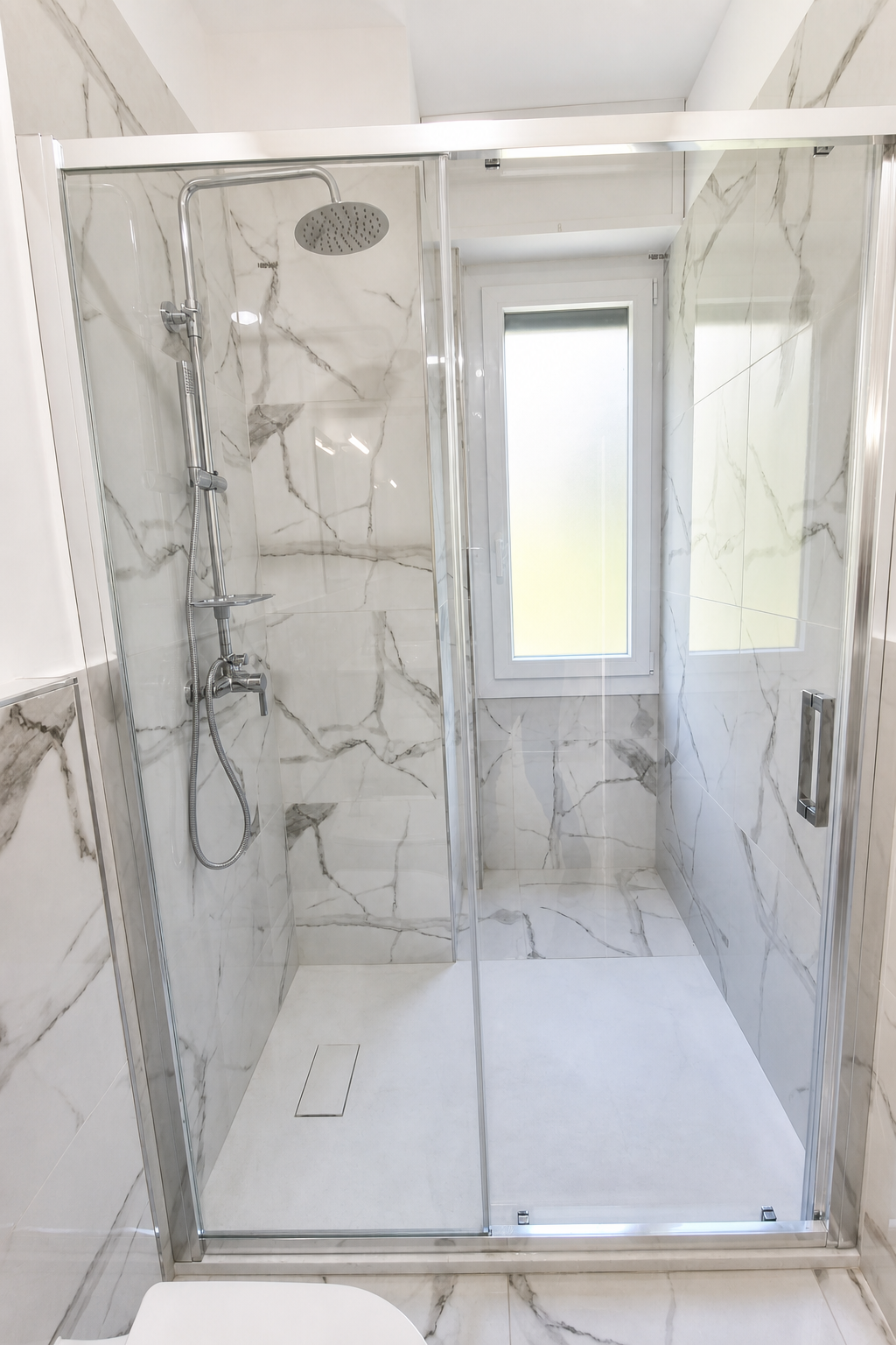 Sanremo, Zona Foce – Appartement rénové de deux chambres dans Corso degli Inglesi (rue transversale), avec balcon filant et cave