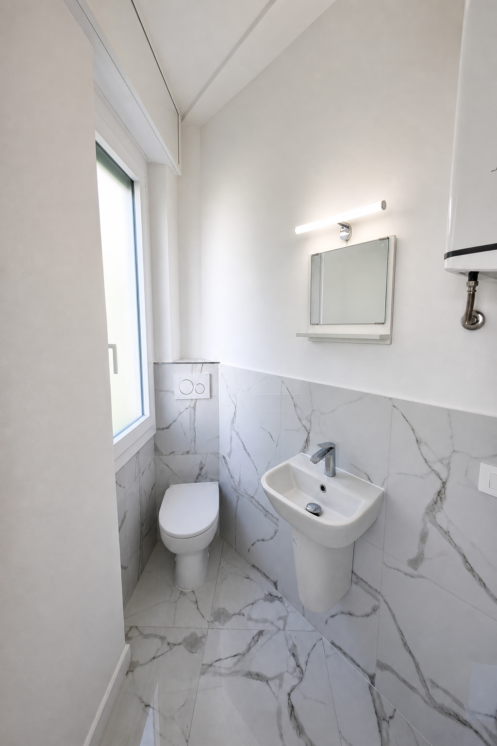Sanremo, Zona Foce – Appartement rénové de deux chambres dans Corso degli Inglesi (rue transversale), avec balcon filant et cave