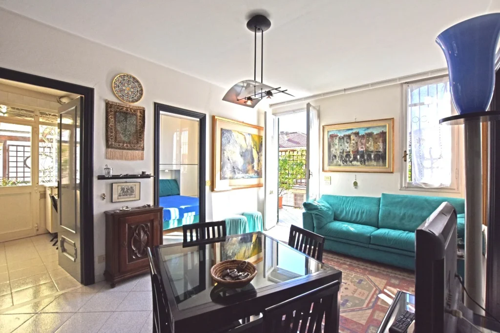 Sanremo, Penthouse in einem freistehenden Haus im Gebiet Foce / Solaro, mit Meerblick und umlaufender Terrasse