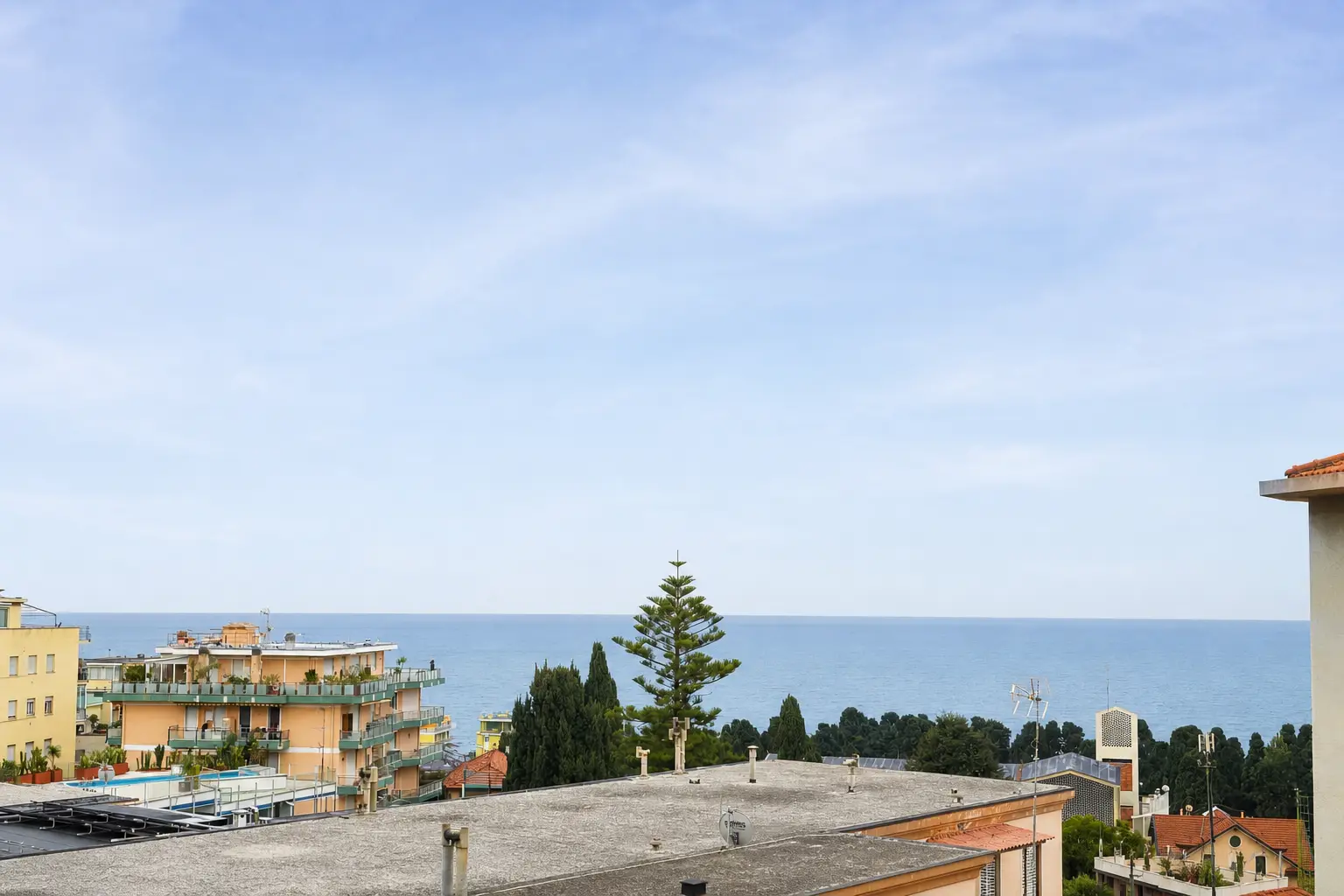 Sanremo, Penthouse in einem freistehenden Haus im Gebiet Foce / Solaro, mit Meerblick und umlaufender Terrasse