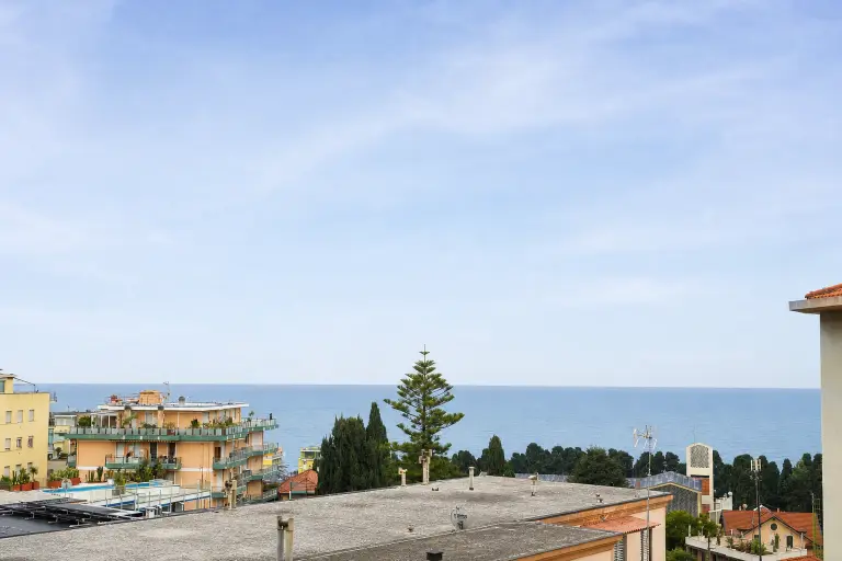 Sanremo, attico in casa indipendente in zona Foce / Solaro, con vista mare e terrazza perimetrale