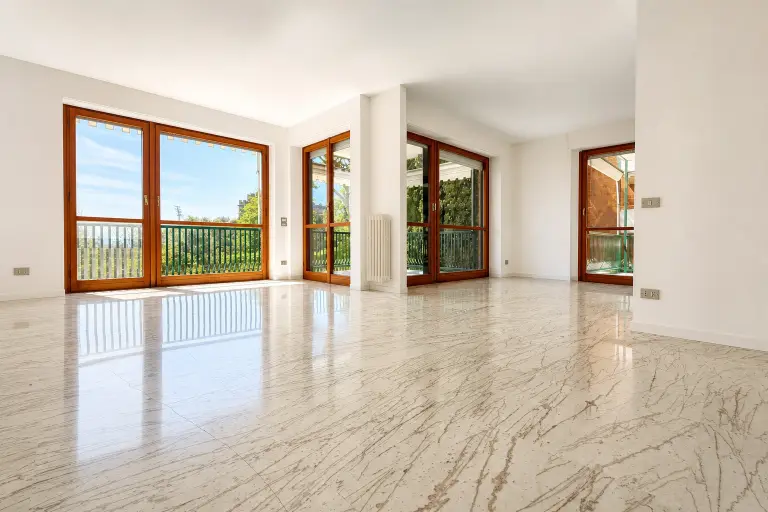 Sanremo, zona Foce, residenziale e nel verde, quadrilocale di 127 mq con vista mare, terrazze e box