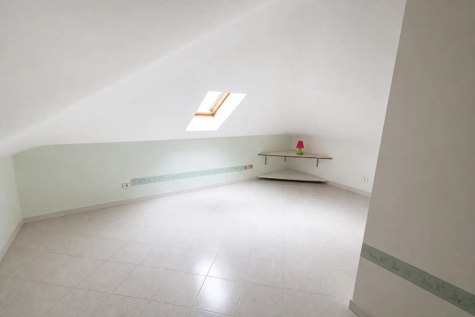 Sanremo, Hügellage, Via De Amicis, Dachgeschosswohnung von ca. 100 Quadratmeter mit Parkplatz