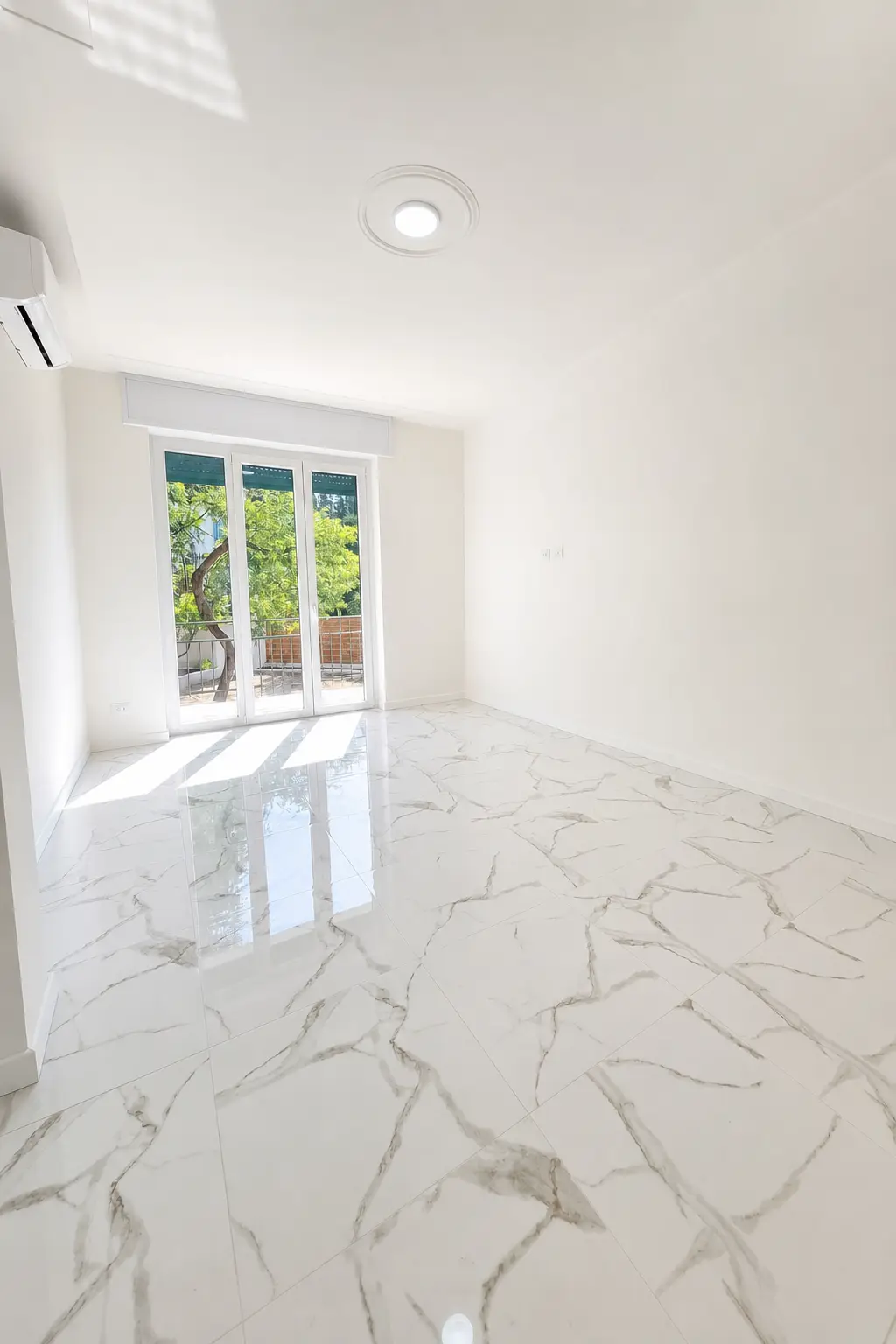 Sanremo, Zona Foce – Renovierte Dreizimmerwohnung in Corso degli Inglesi (Seitenstraße) mit umlaufendem Balkon und Keller